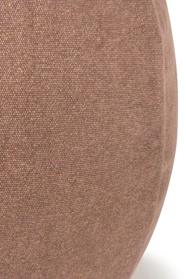 Detalle de la textura de algodón lavado de un puf marrón