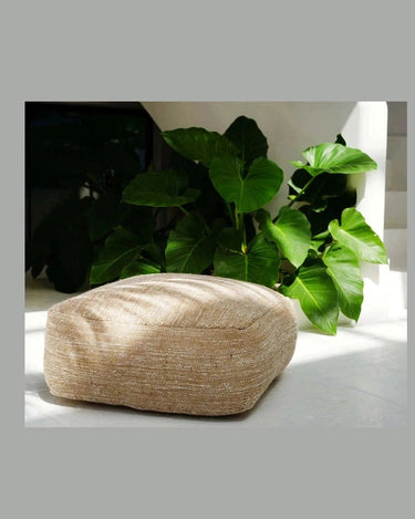 Detalle del puf beige Comfy Bazar Bizar