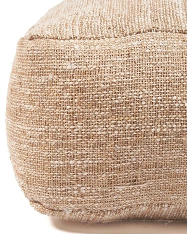 Puf beige de estilo natural en ambiente