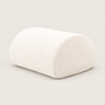 Puf de exterior en bouclé blanco roto de Ferm Living: puf blanco roto de extremos redondeados, aislado sobre fondo claro.