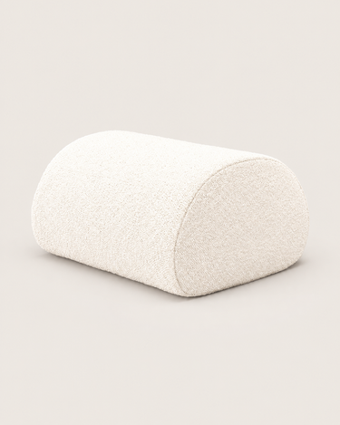 Puf de exterior en bouclé blanco roto de Ferm Living: puf blanco roto de extremos redondeados, aislado sobre fondo claro.