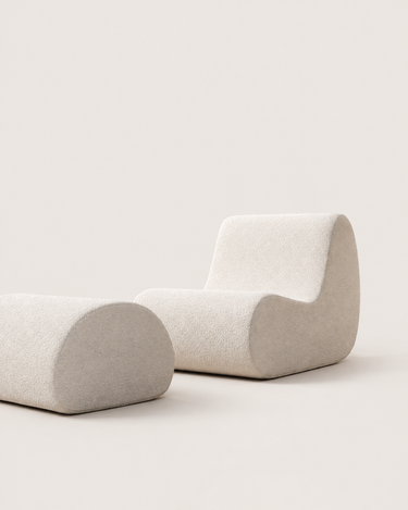 Puf de Ferm Living en bouclé blanco roto junto a un módulo de asiento a juego, sobre fondo topo muy claro.