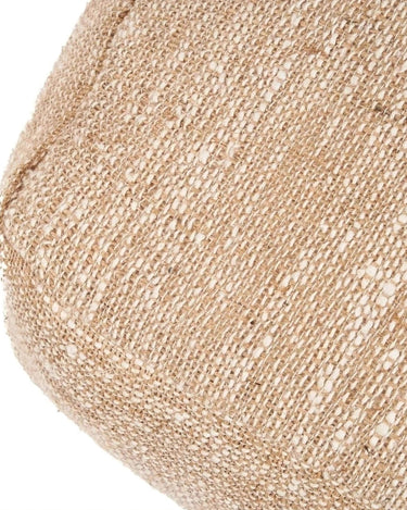 Puf Comfy beige visto de cerca
