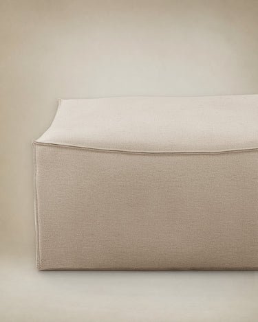 Puf de Ferm Living: detalle del borde superior y esquina del puf claro, trama de tejido y costura ribeteada.