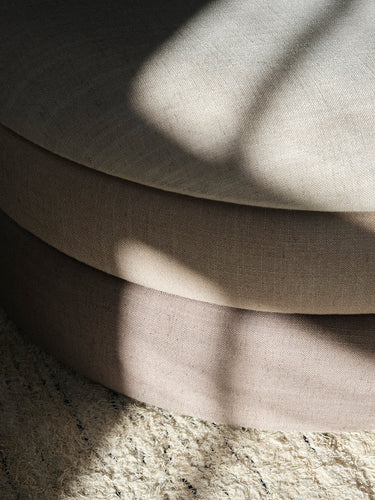 Detalle del tapizado del puf grande beige de Broste Copenhagen