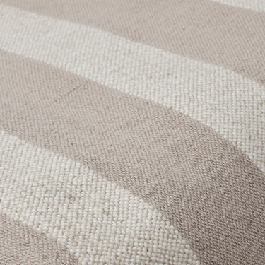 Detalle del tejido a rayas del puf gris claro y beige