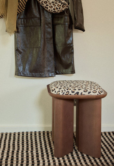 Puf Lazare en teca de Gabrielle Paris, puf en vestidor