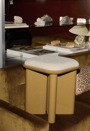 Pufs de Gabrielle Paris, proporción y material de puf de madera lacada ámbar