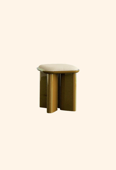 relación entre material y forma de puf de madera lacada ámbar de Gabrielle Paris