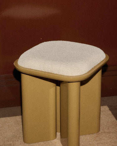 Puf de Gabrielle Paris, silueta y acabado de puf de madera lacada ámbar