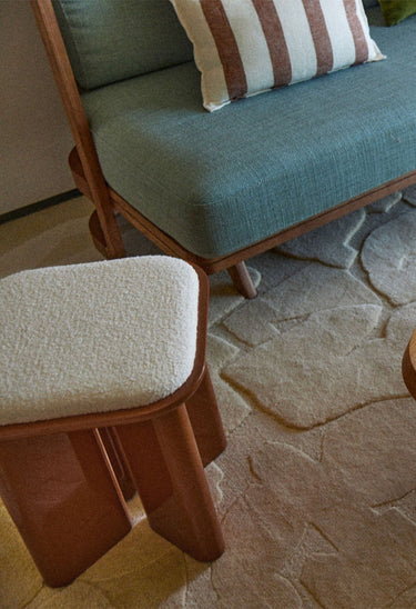 Pufs de Gabrielle Paris, proporción y material de puf de madera lacada caramelo