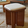 Puf de Gabrielle Paris, silueta y acabado de puf de madera lacada caramelo