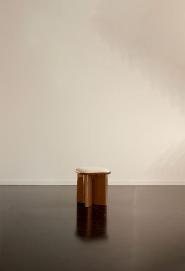 volumen y estructura de puf de madera lacada caramelo de Gabrielle Paris
