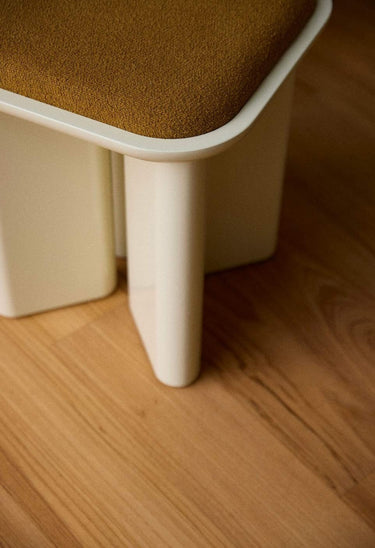 Pufs de Gabrielle Paris, proporción y material de puf de madera lacada crema