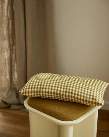 Puf de Gabrielle Paris, silueta y acabado de puf de madera lacada crema