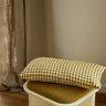Puf de Gabrielle Paris, silueta y acabado de puf de madera lacada crema