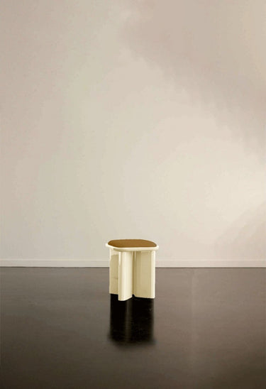 volumen y estructura de puf de madera lacada crema de Gabrielle Paris
