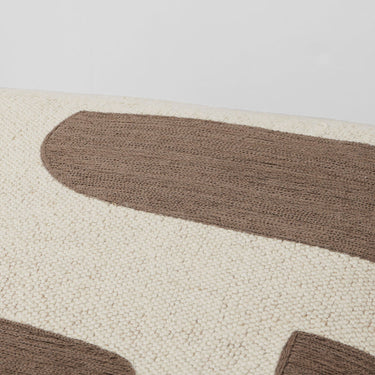 Detalle del tejido marrón y beige del puf