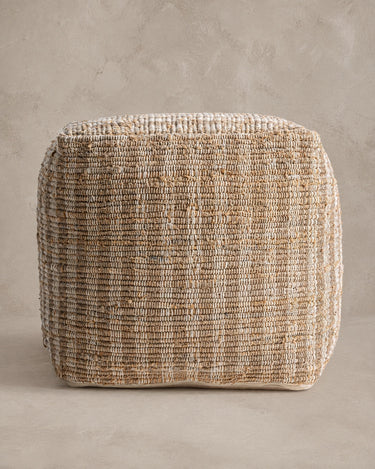 Puf mediano de algodón beige de Vical, vista frontal sobre fondo topo claro