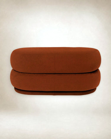 Puf ovalado marrón rojizo de diseño en Matuta Home - imagen 1