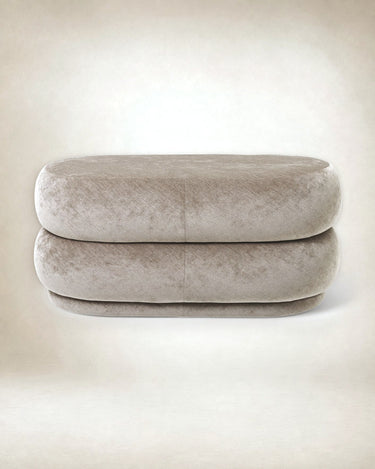 Puf ovalado mediano de terciopelo beige en Matuta Home - imagen 1