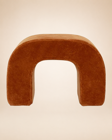 Puf de terciopelo adobe con forma arquitectónica de arco