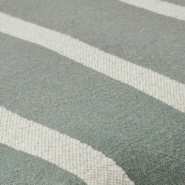 Detalle del tejido a rayas verde agave y beige del puf