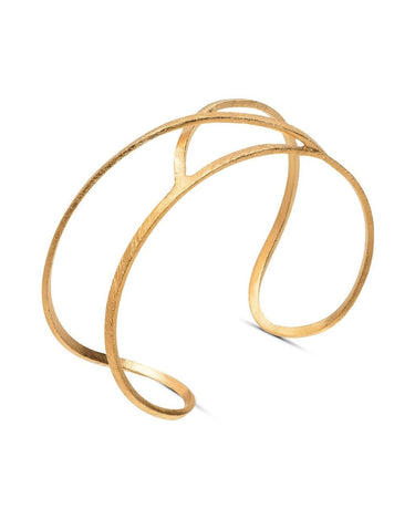 Pulsera dorada abierta de cintas entrelazadas aislada sobre blanco, vista oblicua.