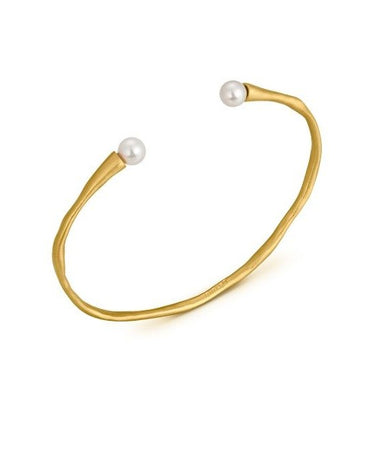 Pulsera dorada abierta y sinuosa con dos extremos blancos, aislada sobre blanco.