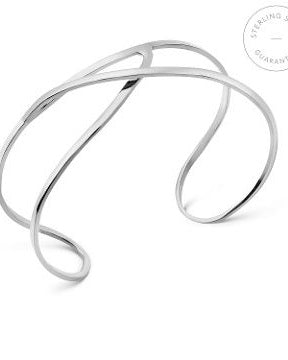 Pulsera plateada abierta aislada sobre blanco y sello parcial Sterling Silver.