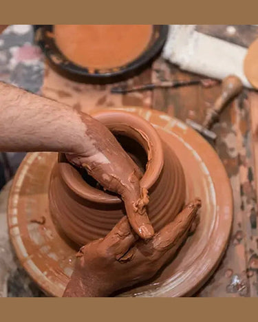 Récipient en terre cuite vu de côté