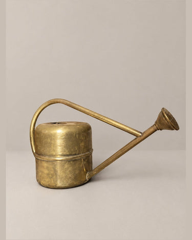 Regadera vintage de metal dorado y caño largo — perfil del cuerpo cilíndrico y la boca