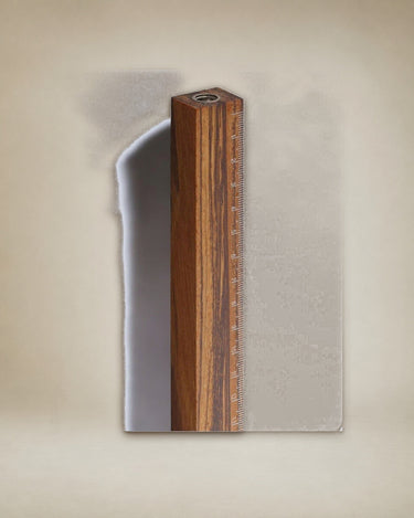 Detalle de regla de madera con sacapuntas