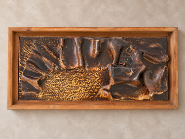 Relieve de cerámica esmaltada marrón y ámbar con marco de madera, vista frontal horizontal