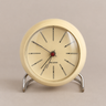 Reloj de sobremesa Bankers de Arne Jacobsen en color marfil, vista frontal