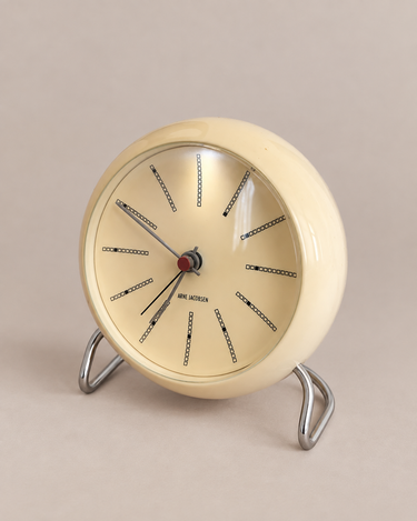 Reloj de sobremesa Bankers de Arne Jacobsen en color marfil, vista tres cuartos
