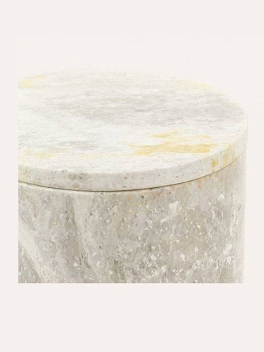 Vista completa de caja alta de mármol blanco con tapa de Rivêt - Indochineur