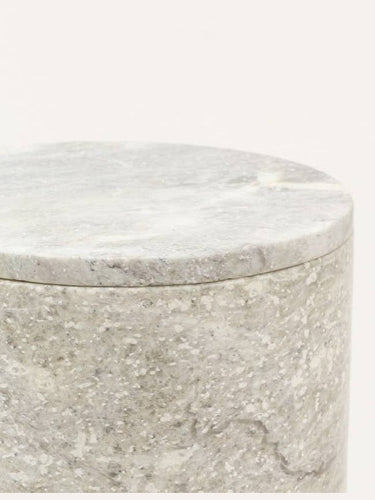 Vista completa de caja decorativa de piedra blanca y latón de Rivêt - Indochineur