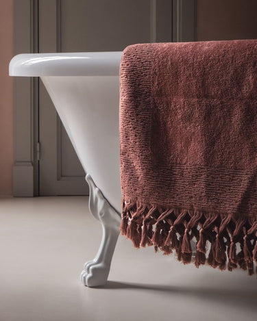 Sábana de baño color canela en un baño de tonos naturales