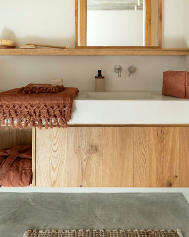 Sábana de baño canela en una composición de textiles