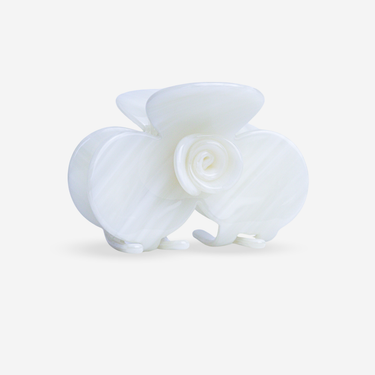 Pinza floral para el pelo en detalle