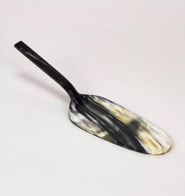 Composición de mesa con Servidor de tartas artesanal de material recuperado en uso