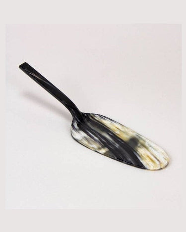 Composición de mesa con servidor de tartas artesanal de material reciclado en uso