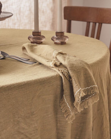 Detalle de servilletas Marinara Grano con mantel Matrijana