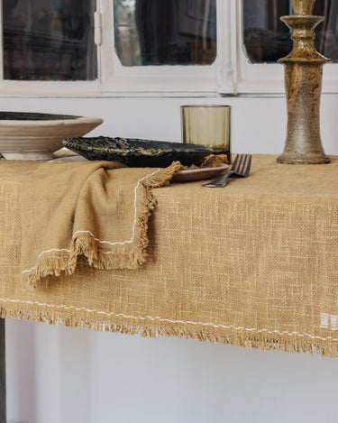 Mesa con servilletas Marinara Grano y mantel claro