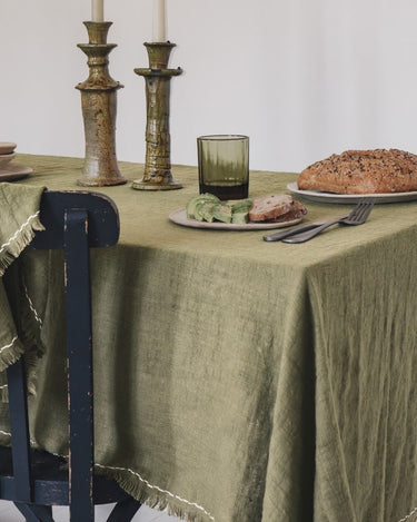 Detalle de servilletas Marinara Pesto con mantel de algodón