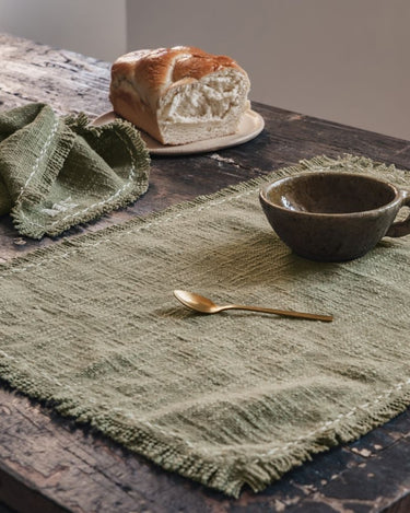 Mesa con servilletas Marinara Pesto y textiles naturales