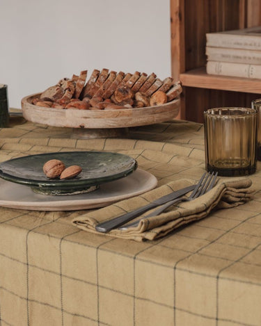 Detalle de servilletas Miso Grano con mantel de algodón a cuadros