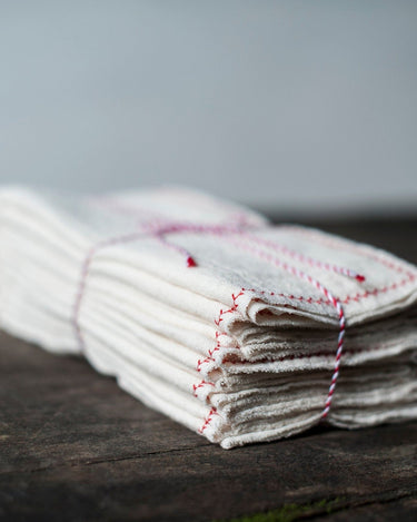 Set de servilletas con bordado rojo en un ambiente de mesa