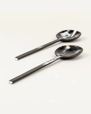 Detalle de dos cucharas grandes para ensalada de cuerno mostrando su textura